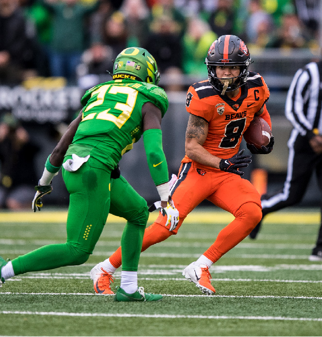 653x685_FeaturedEventImage_Oregon_RivalryGameHomeTailgater_22 OSU vs Oregon players