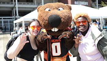 Photo of students with Benny the Beaver mascot